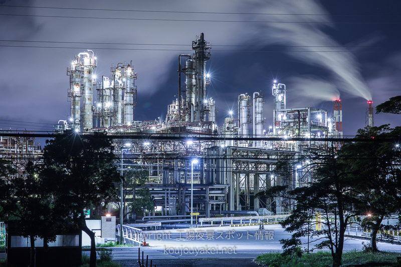 四日市市　昭和四日市石油正門前の工場夜景