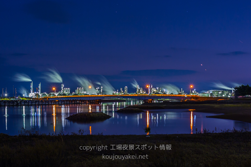 姫路市　網干なぎさ公園の工場夜景（南側から橋と一緒に）