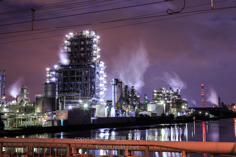 川崎市　扇橋から眺める昭和電工の工場夜景全景