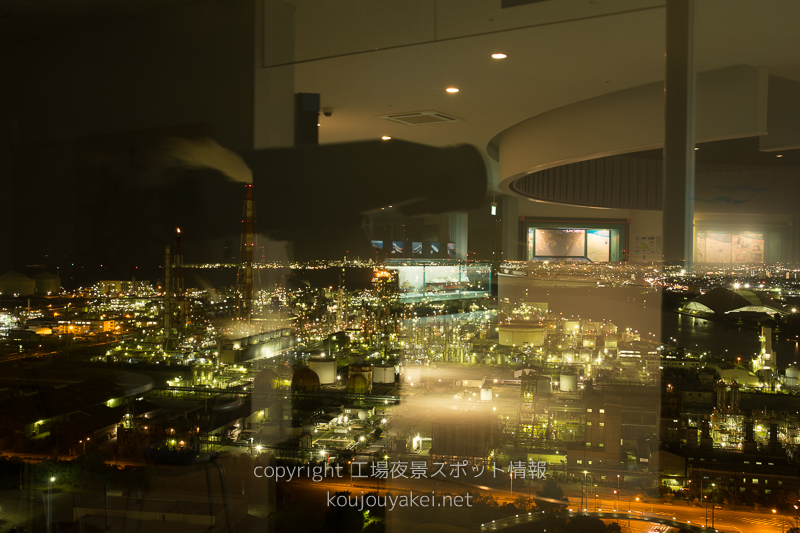 四日市港ポートビル　うみてらす14からの工場夜景（写りこみ）