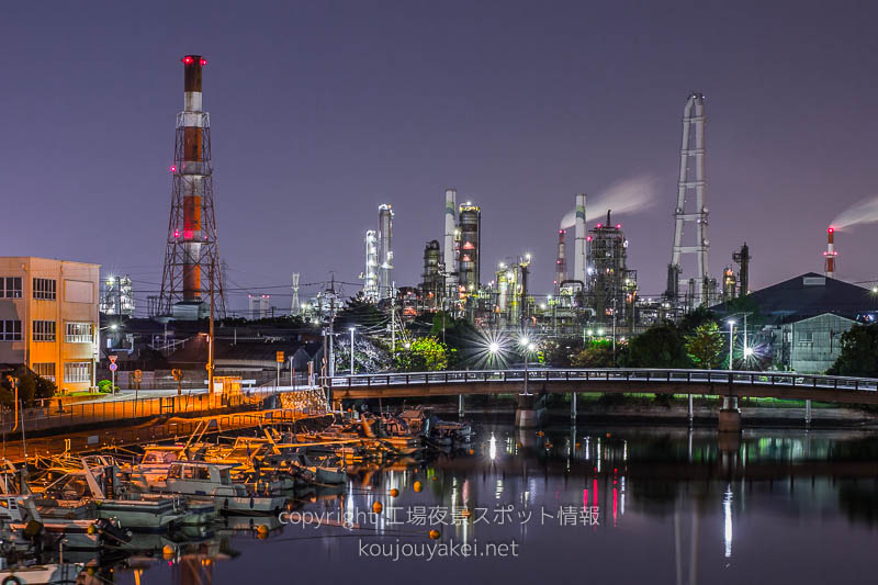 四日市市　相生橋からの工場夜景（水面反射）