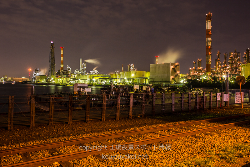 川崎市　水江運河の線路沿いから東亜石油の工場夜景