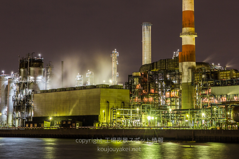 川崎市　水江運河の係留所からの工場夜景