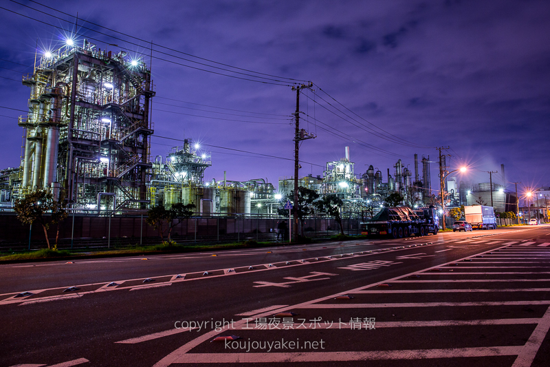 川崎市　千鳥町貨物ヤードの道路から眺める工場夜景（斜めから）