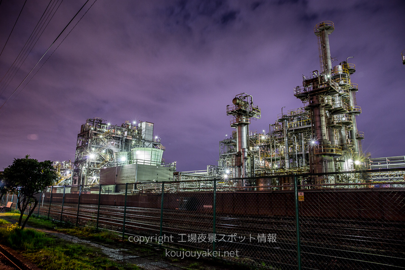 川崎市　千鳥町貨物ヤードの道路から眺める工場夜景（金網の前から）