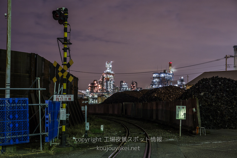 川崎市　千鳥町貨物ヤードの工場夜景（踏切から反対側を）