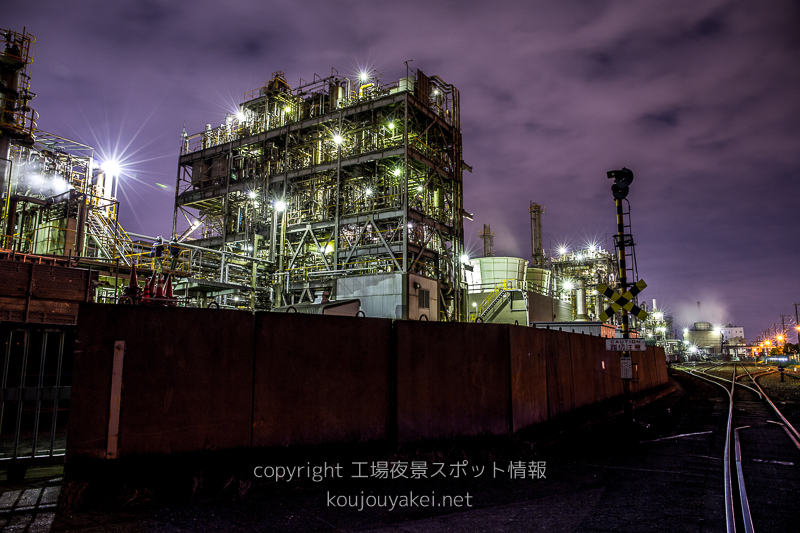 川崎市　千鳥町貨物ヤードの工場夜景（踏切から近くを撮影）
