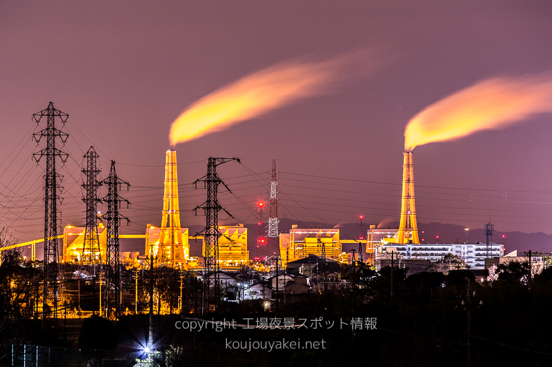 知多郡武豊町　日油保税貯蔵場前の工場夜景（火力発電所）
