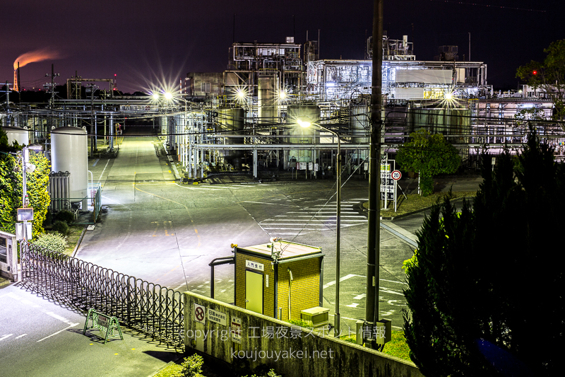 知多郡武豊町　日油保税貯蔵場前の工場夜景スポット（側道より）