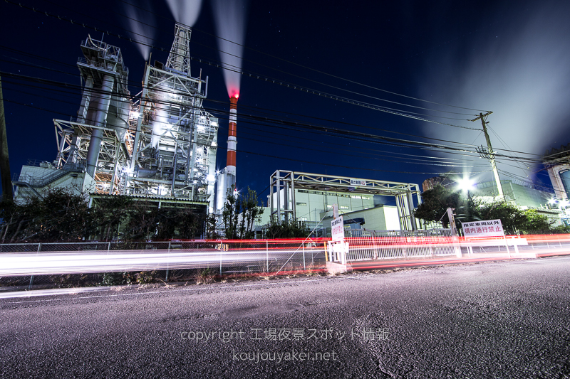 富士市　日本製紙富士工場前道路からの工場夜景（低アングル）