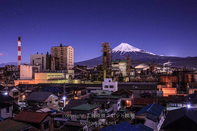 富士市　今井愛鷹神社の工場夜景（富士山全景）