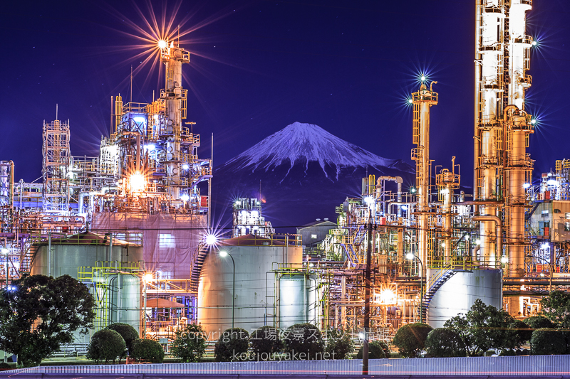 静岡市　イハラニッケイ化学工業前の工場夜景（富士山とともに）