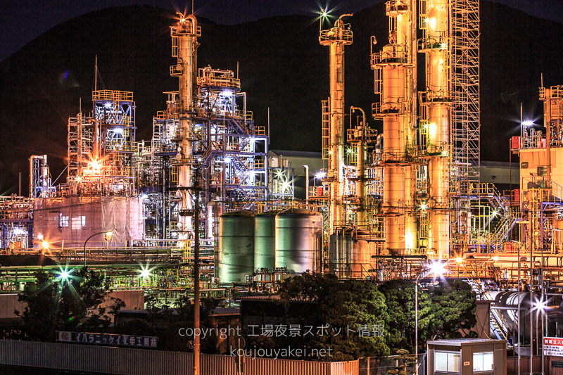 静岡市　イハラニッケイ化学工業前の工場夜景（堤防から）