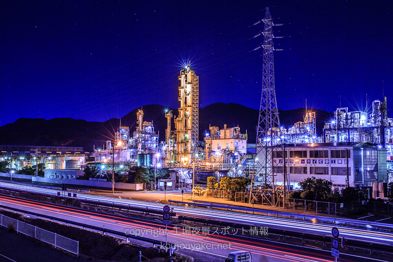 静岡市　イハラニッケイ化学工業前の工場夜景を堤防から