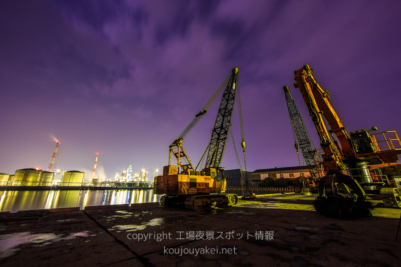姫路市　吉美埠頭の工場夜景（重機とともに）