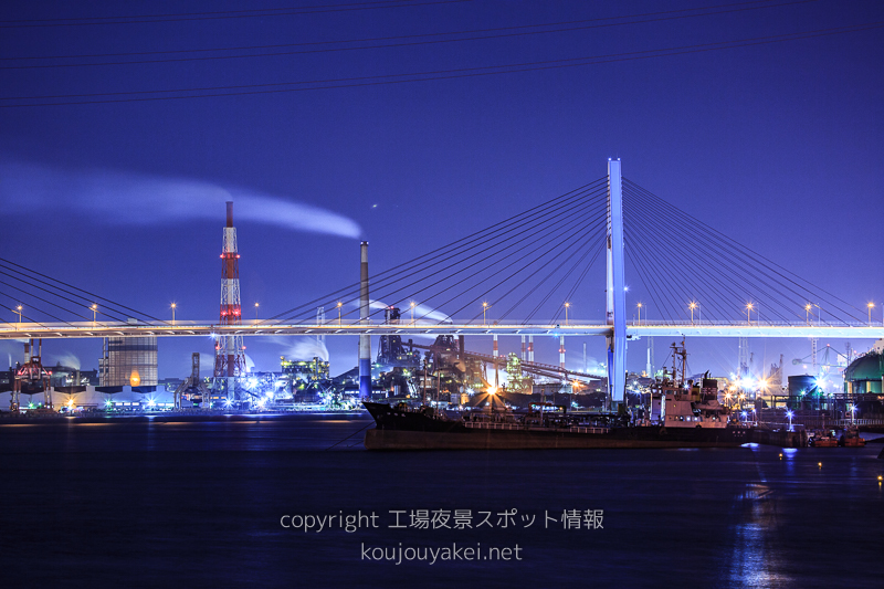 名古屋港　 潮見橋の工場夜景（橋とプラント）