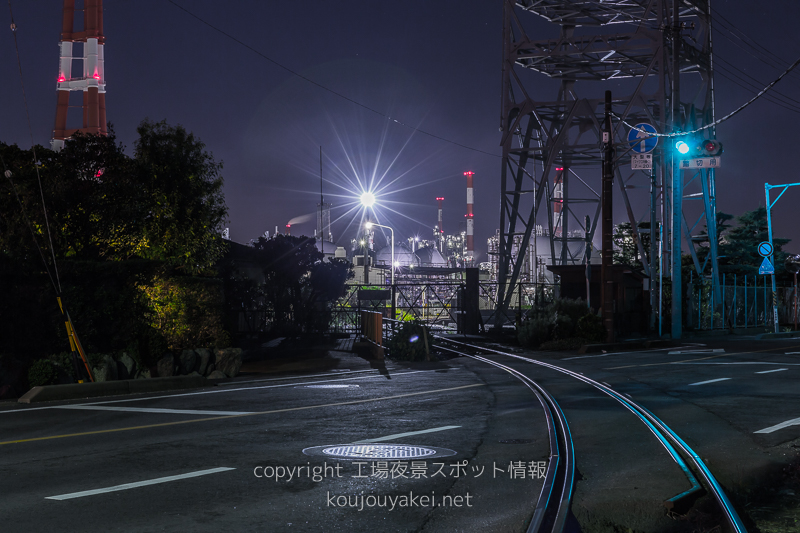 四日市市　昭和シェル石油貨物駅前の工場夜景（線路）