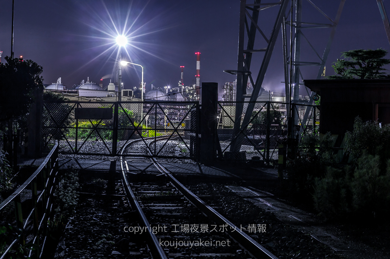 四日市市　昭和シェル石油貨物駅前の工場夜景