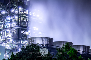 冷却塔（クーリングタワー）の工場夜景