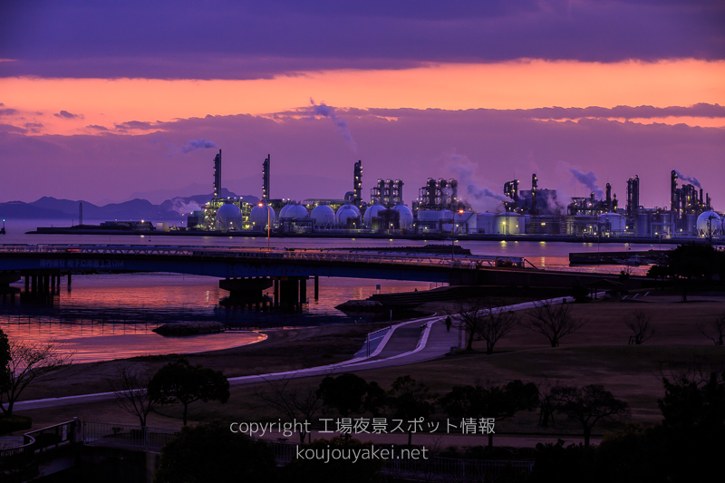 姫路市　網干なぎさ公園の工場夜景（見晴台からのマジックアワー）
