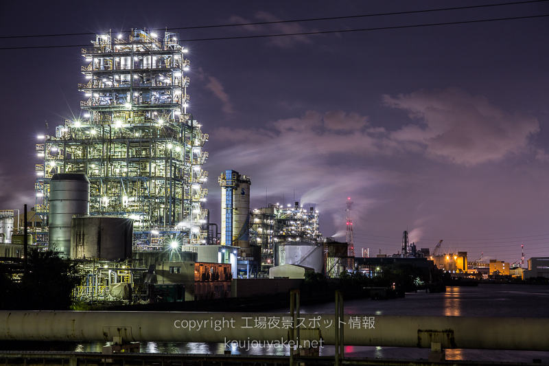 川崎市　扇橋から眺める昭和電工の工場夜景（全点灯）