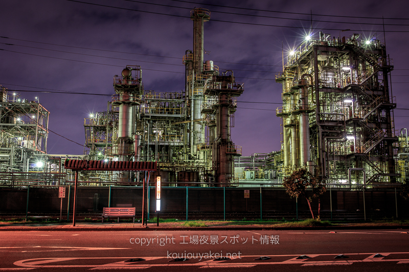 川崎市　千鳥町貨物ヤードの道路から眺める工場夜景