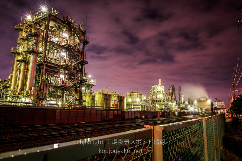 川崎市　千鳥町貨物ヤードの道路から眺める工場夜景（金網ごしに）