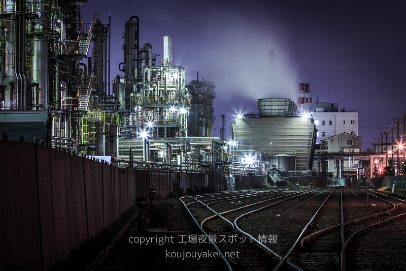 川崎市　千鳥町貨物ヤードの工場夜景（踏切から）