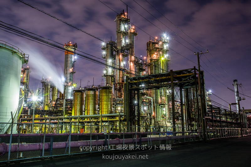 川崎市　浮島貨物ヤードの工場夜景（道路から）