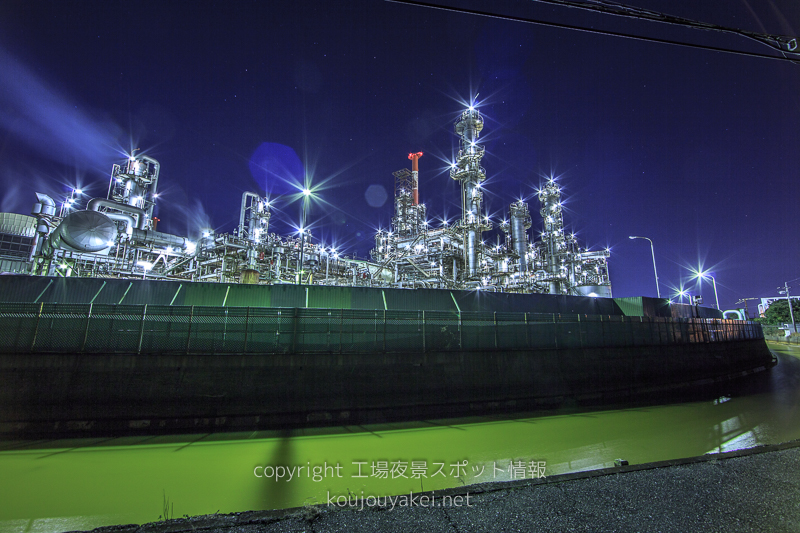 四日市市　塩浜地区の昭和四日市石油の工場夜景（広角レンズで）