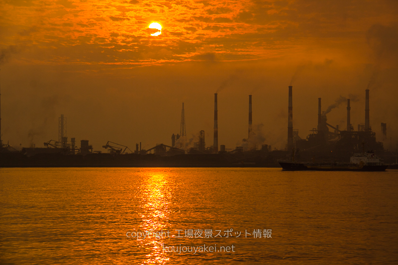 倉敷市水島　サノヤス造船所前の工場夜景（夕暮れ）