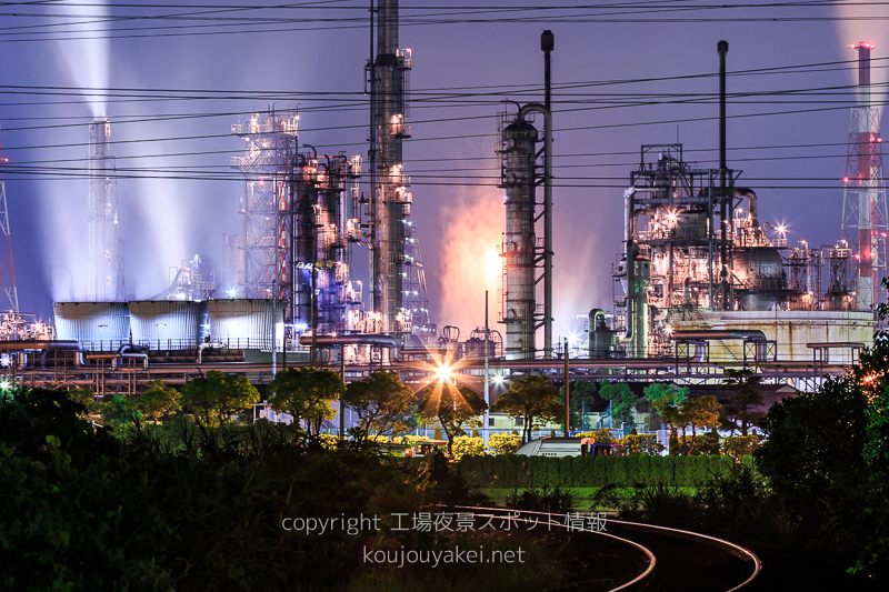 倉敷市水島　板敷踏切前の工場夜景（望遠レンズで）