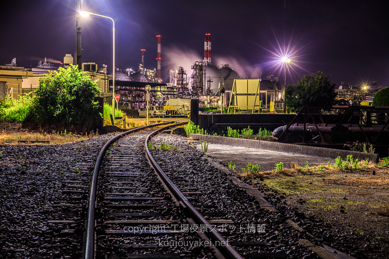 四日市市　昭和シェル石油貨物駅前の工場夜景（敷地内）