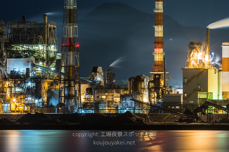 新宮市　熊野川南堤防の工場夜景（北越コーポレーション）