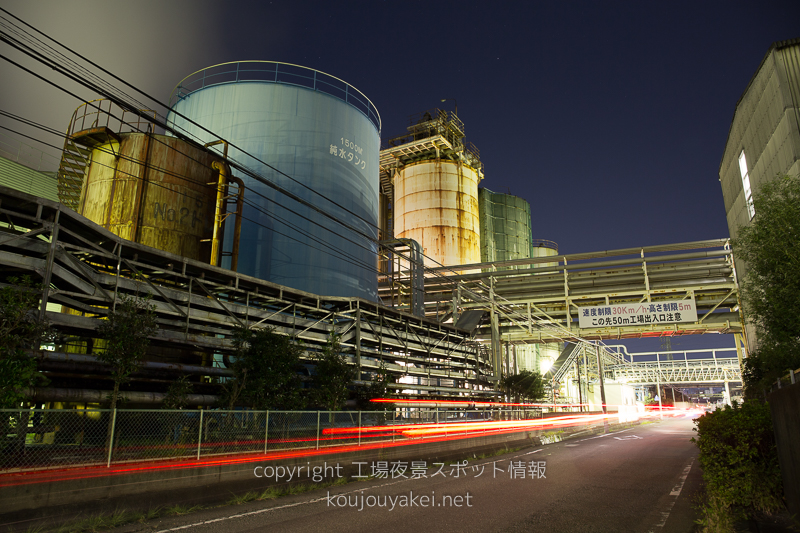 富士市　日本製紙富士工場前道路からの工場夜景（タンク）