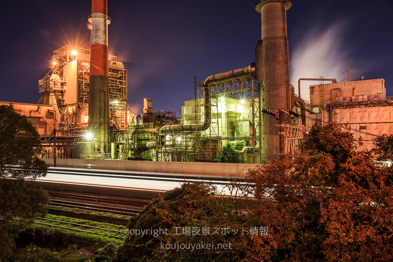 富士市　蓼原大橋の工場夜景（電車の通過）
