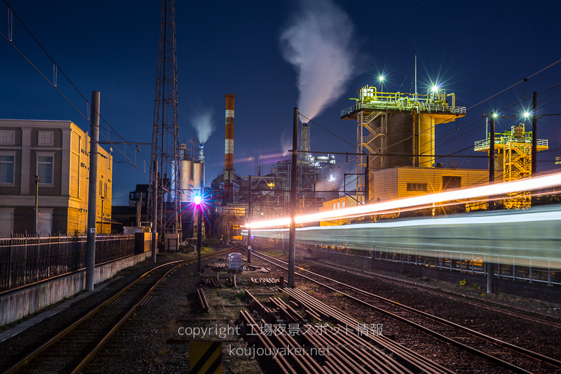 富士市　岳南原田駅から日本製紙の工場夜景（電車の通過）