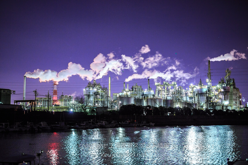 知多郡武豊町　臨海緑地水門前の工場夜景（高速シャッターで撮影）