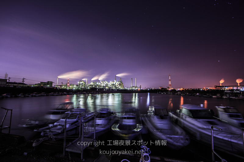 知多郡武豊町　臨海緑地水門前の工場夜景（船と一緒に）