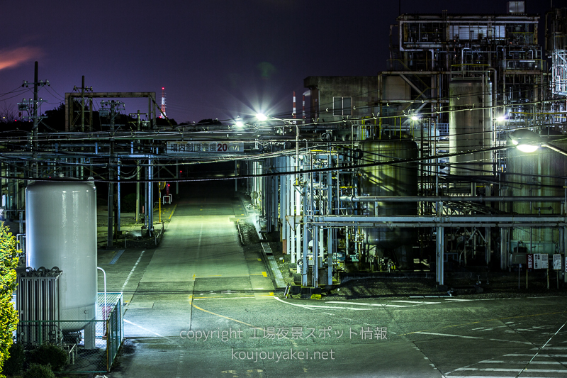 知多郡武豊町　日油保税貯蔵場前の工場夜景（工場道路）