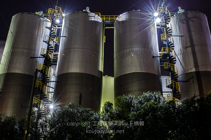 碧南市　日本コーンスターチ前の工場夜景（タンク）