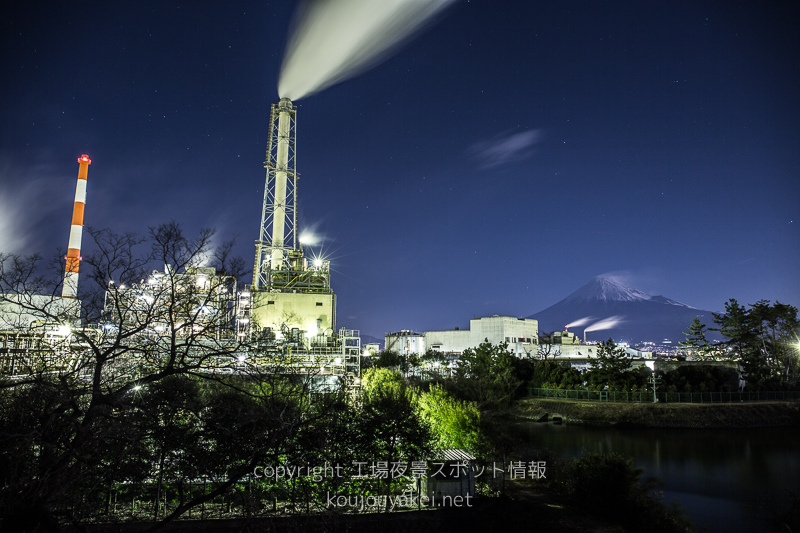 富士市　入道樋門公園（新浜公園）の工場夜景（富士山と全景）