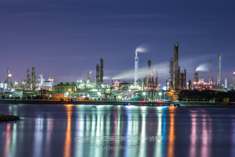 四日市市　霞ヶ浦パークブリッジからの工場夜景（発電所前から望遠レンズで撮影）