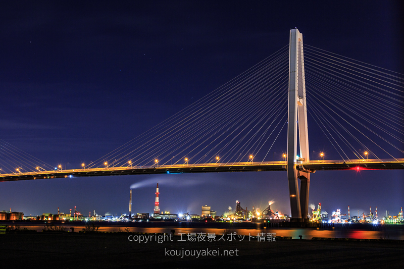 名古屋港　金城橋前からの工場夜景（名港トリトンと一緒に）