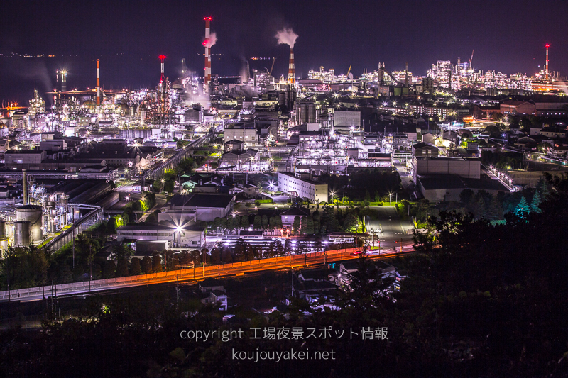 大竹市　 火葬場へ向かう道路沿いの工場夜景（全景）