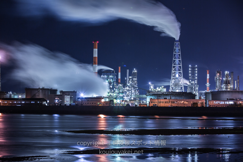 大竹市　 小瀬川北堤防の工場夜景（対岸のJXTGエネルギー麻里布製油所）
