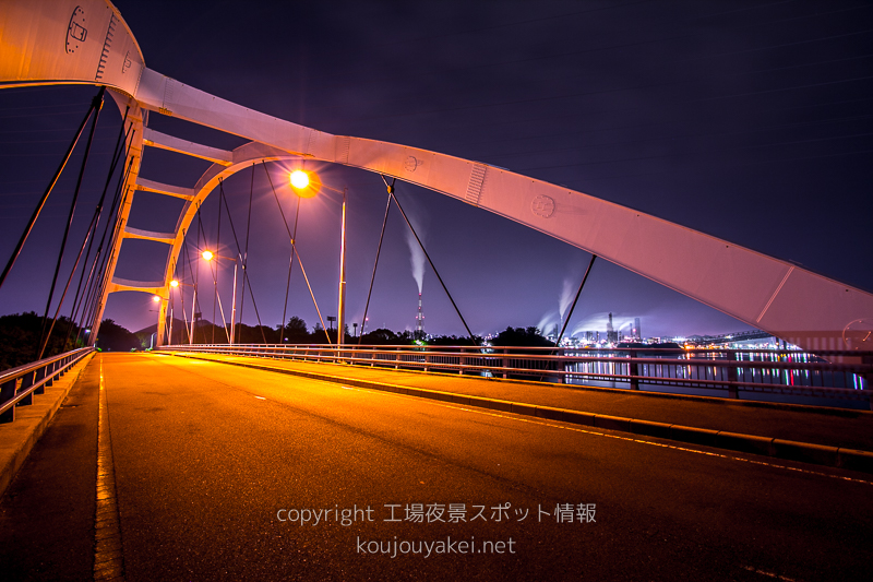 四日市市　霞ヶ浦パークブリッジからの工場夜景（橋からの眺め）